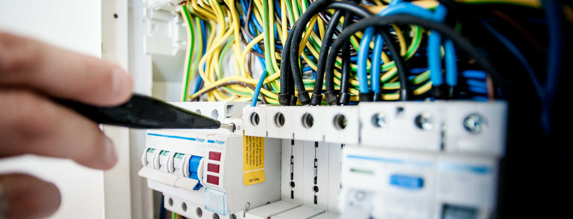 Électricien fait des branchements